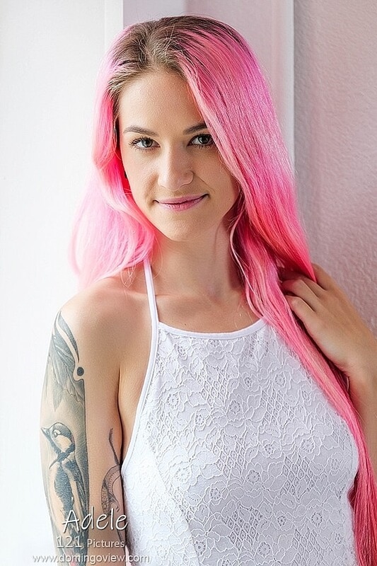 [DomingoView] Adele - Pink Hair Girl Naked At The Window